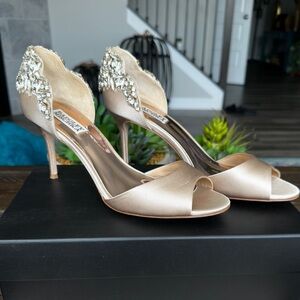 New without tags Badgley Mischka champagne Embellished satin shoes.